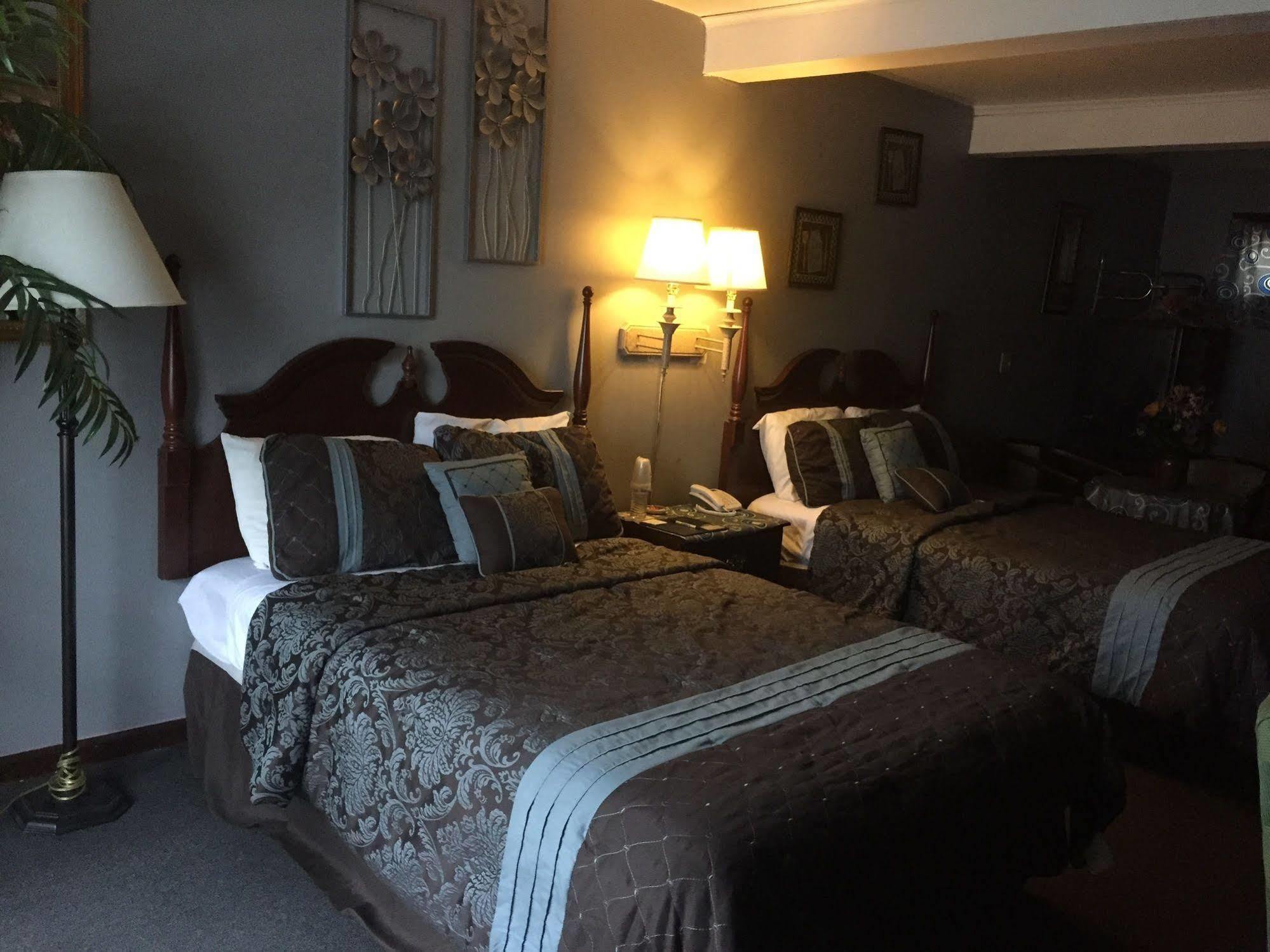 Hamilton Inn Стербридж Экстерьер фото
