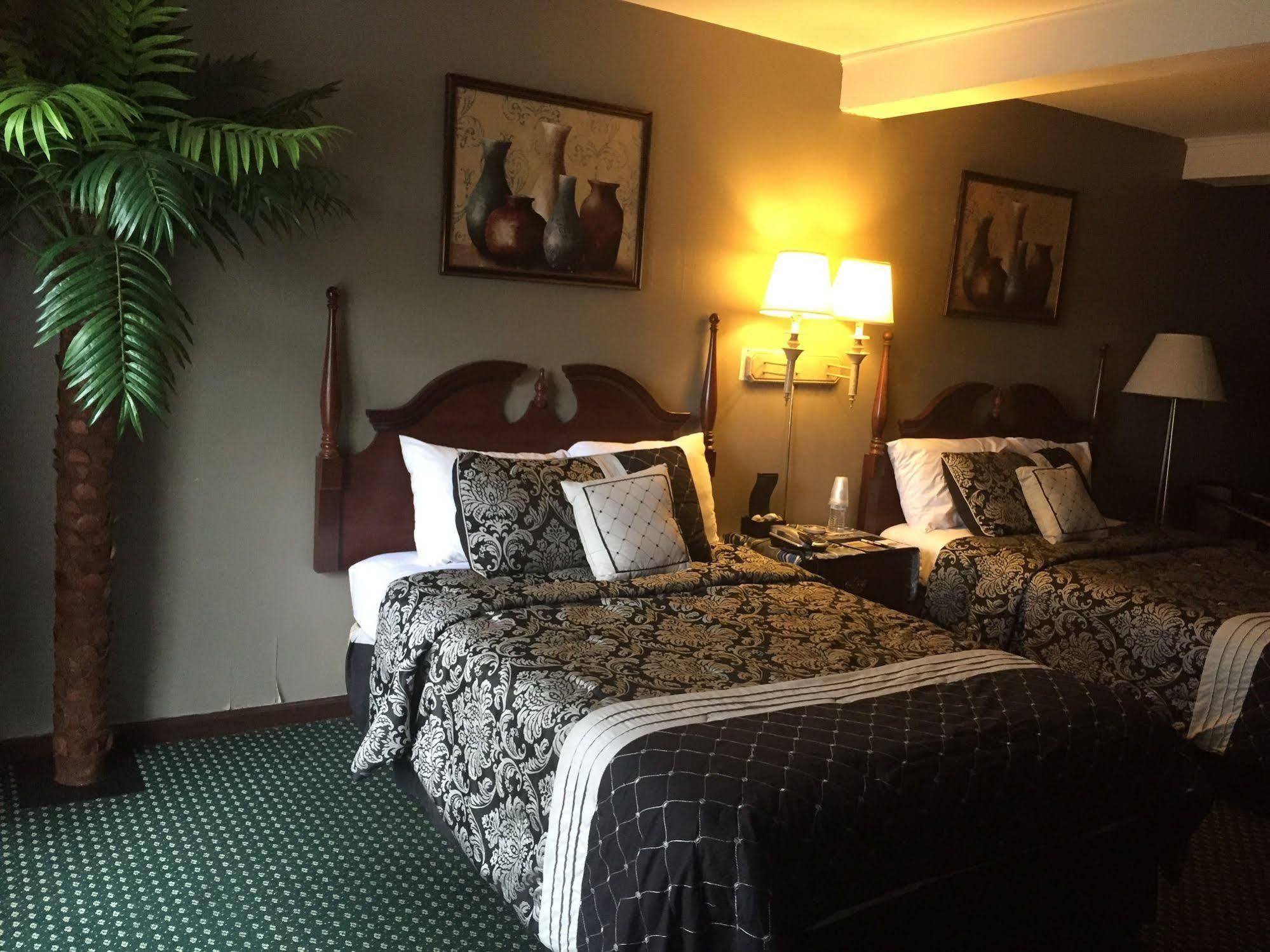 Hamilton Inn Стербридж Экстерьер фото