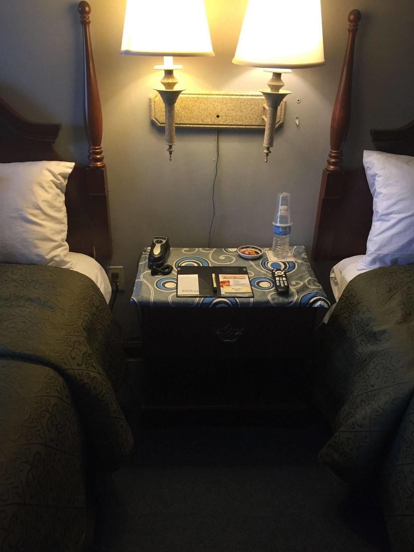 Hamilton Inn Стербридж Экстерьер фото