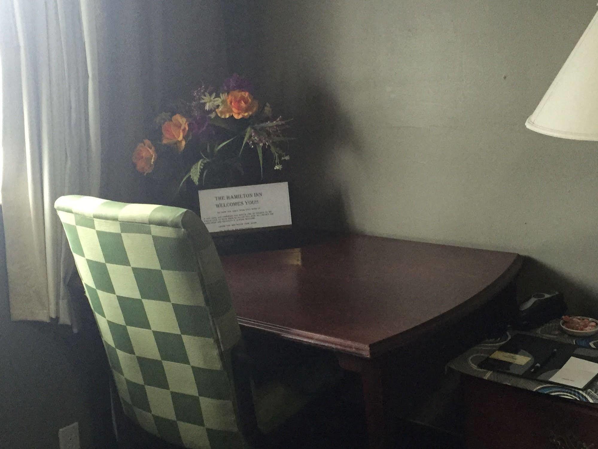 Hamilton Inn Стербридж Экстерьер фото